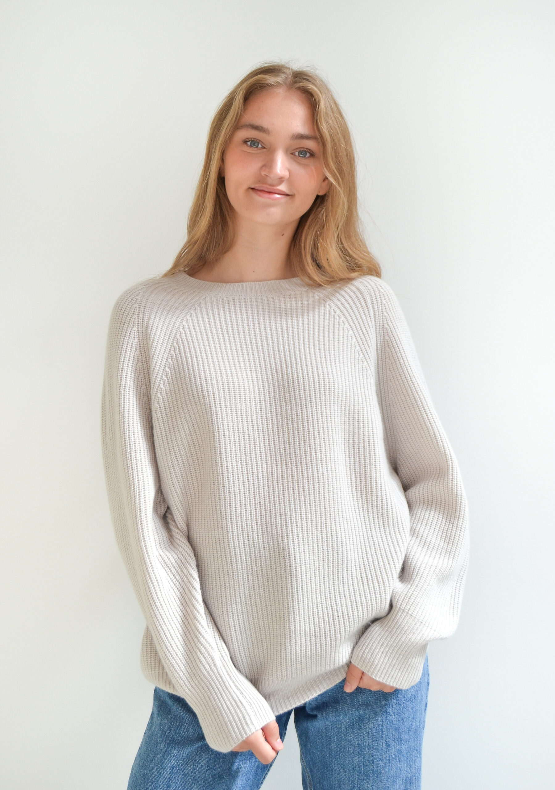 Vores oversize sweater i 100% cashmere i en flot grålig farve