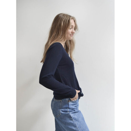 Our light classic cardigan on our housemodel in a navy colored style. Classic style for women in 100% cashmere.