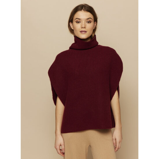 Chunky knitted cashmere vest from Wuth Copenhagen in a beautiful Bordeaux color. 100% premium cashmere from Inner Mongolia