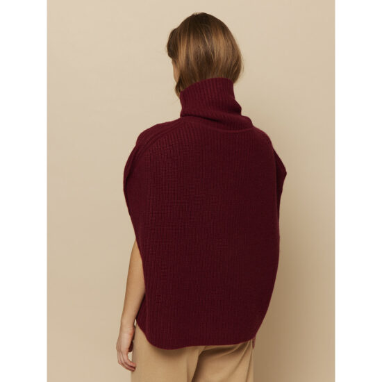 Chunky knitted cashmere vest from Wuth Copenhagen in a beautiful Bordeaux color. 100% premium cashmere from Inner Mongolia