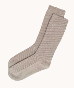 Cashmere sokker fra Wuth Copenhagen i en klassiske sand farve. 100% cashmere strømper.