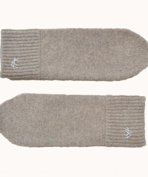 Knitted cashmere mittens from Wuth Copenhagen.