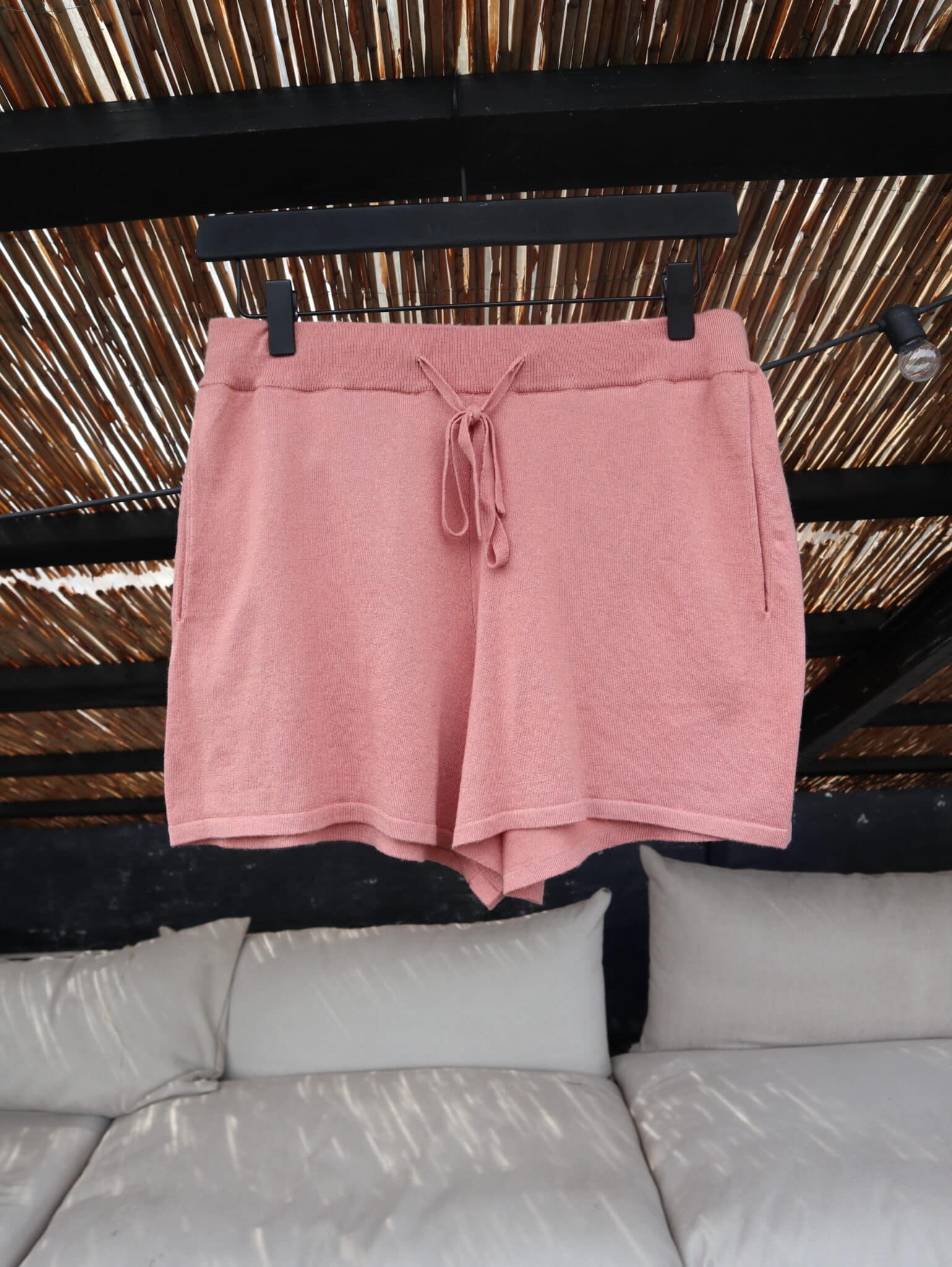 Basis shorts i silke og cashmere fra Wuth Copenhagen. De perfekte short til sommer.