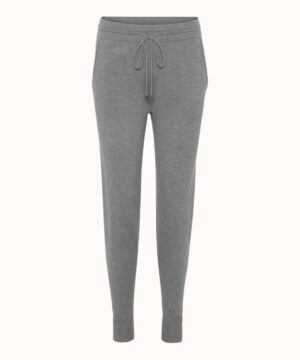 Behagelige cashmere bukser til kvinder fra Wuth Copenhagen i 100% cashmere bukser. Wuth Copenhagen har designet et par cashmere bukser i den bedste kvalitet. Findes i mørkegrå, sort og lysegrå.