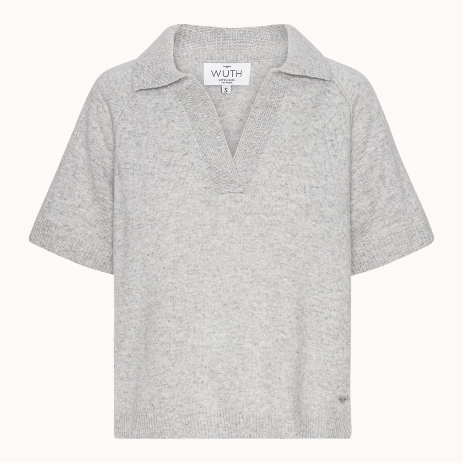 Bella polo tee fra Wuth Copenhagen i 100% cashmere. Luksuriøs polo t-shirt med korte ærmer og med stolpelukning. Bella kommer i lysegrå og navy.