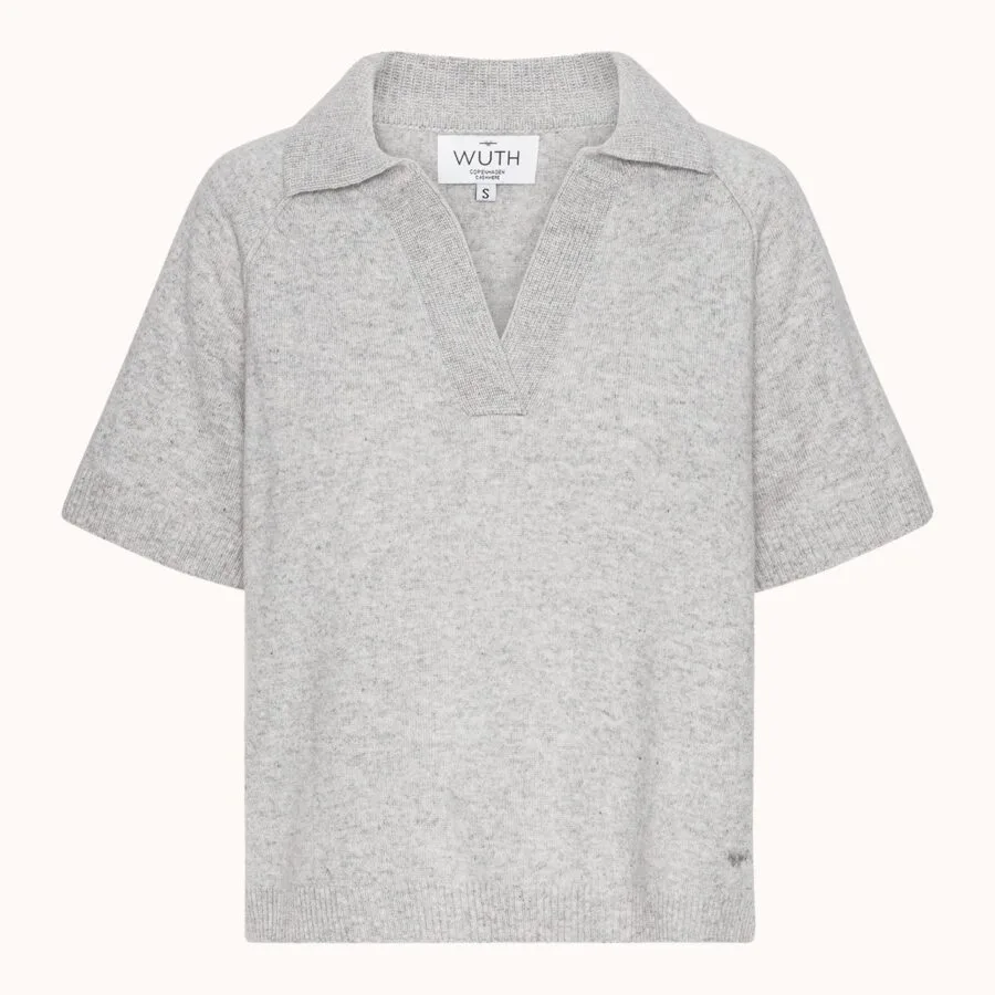 Bella polo tee fra Wuth Copenhagen i 100% cashmere. Luksuriøs polo t-shirt med korte ærmer og med stolpelukning.  Bella kommer i lysegrå og navy.