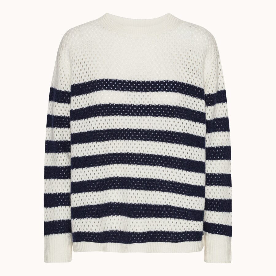 Mille pullover fra Wuth Copenhagen. 100% luksuriøs cashmere bluse, der har et hæklet look, der giver ekstra luft og bevægelse i sommerperioden. Denne med klassiske striber i navy og creme.