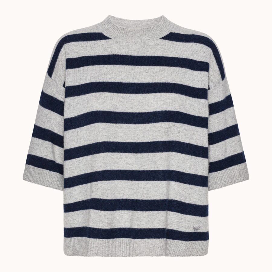 stribet oversize t-shirt fra Wuth Copenhagen. Luksuriøs cashmere t-shirt til sommer og foråret. Ultra-blød og  lækker kvalitet.