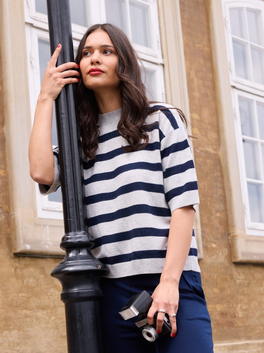 stribet oversize t-shirt fra Wuth Copenhagen. Luksuriøs cashmere t-shirt til sommer og foråret. Ultra-blød og lækker kvalitet. En flot navy og lysegrå.