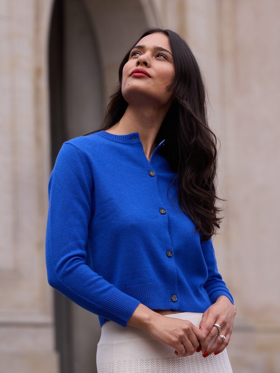 Sofia Cardigan fra Wuth Copenhagen i 100% luksuriøs cashmere fra Indre Mongoliet. Den klassiske cashmere cardigan med rund halsudskæring og knaplukning. Den kommer i en klassisk lysegrå og en cool electric blue.