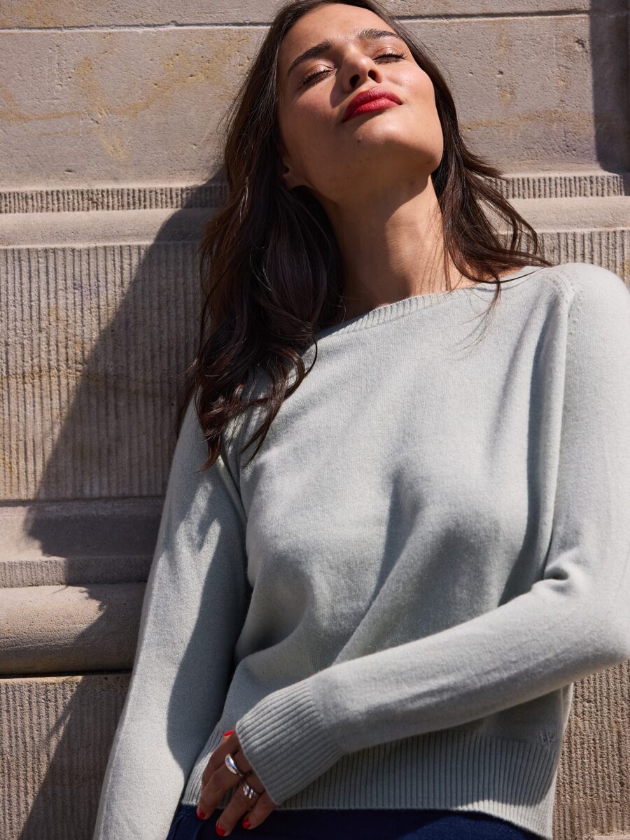 pearl pullover pistachio i 100% cashmere fra Wuth Copenhagen.