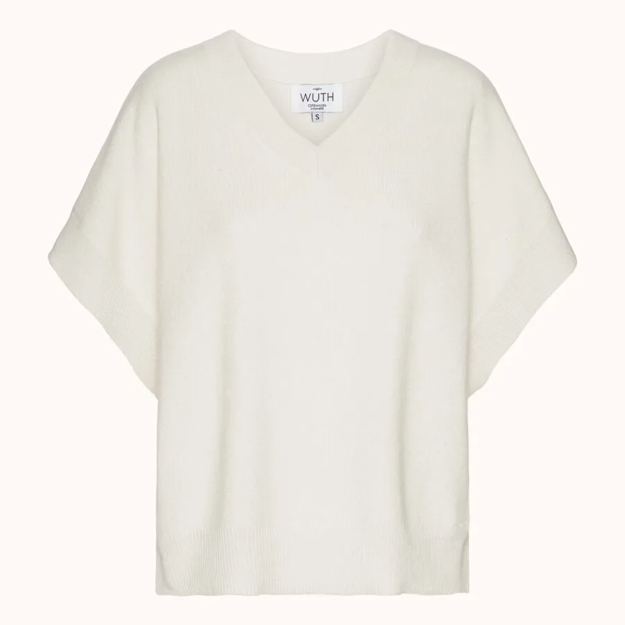 v vest cloud white I 100% cashmere fra Wuth Copenhagen.